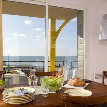 Comfortably Furnished With A Balcony Or Terrace Apartament